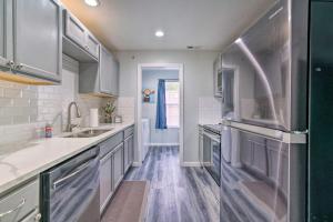 Mtn Views & Pool Access: 2 Units Near Dtwn Branson