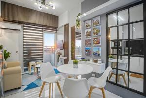 Coastal Modern Mezza Condo Sleeps 8 Near SM