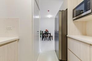 Gated Apt with Sea & City View, WiFi, AC, TV, Pool & Gym