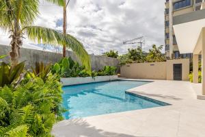 Gated Apt with Sea & City View, WiFi, AC, TV, Pool & Gym