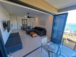 Gated Apt with Sea & City View, WiFi, AC, TV, Pool & Gym