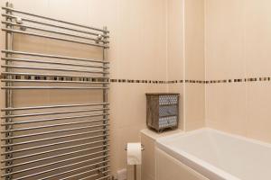 Cedar - Cosy 2 Bed Apartment Close to Town