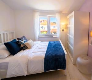 Family apartment Oros Medulin, with a pool, ggl