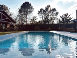 Les chalets du Médoc en bois aux accents de fuste canadienne avec piscine