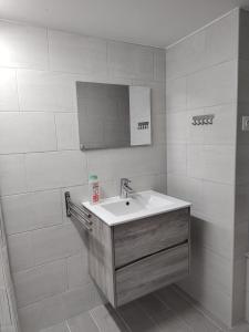 Logement 35m2 en rez de chaussée de notre maison, terrasse couverte , espace extérieur, parking privé fermé, a 3 km du centre ville du puy en Velay, tous commerces alimentaires à 200metres