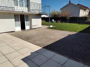 Logement 35m2 en rez de chaussée de notre maison, terrasse couverte , espace extérieur, parking privé fermé, a 3 km du centre ville du puy en Velay, tous commerces alimentaires à 200metres