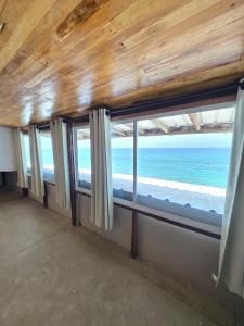 habitacion 401 con ventana al mar