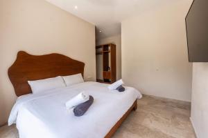 Contemporary 2BR Villa with Rooftop Lounge & Pool