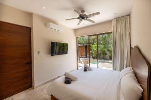 Contemporary 2BR Villa with Rooftop Lounge & Pool