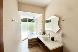 Contemporary 2BR Villa with Rooftop Lounge & Pool