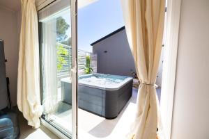 Pool heated whirlpool tub Wi-Fi AC P Private
