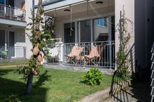 Seaview Apartment with Pool and Garden