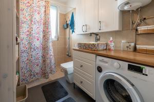 Seaview Apartment with Pool and Garden