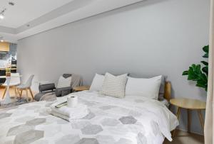 Light & Airy Scandinavian Studio Free Pool Access