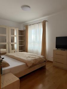 Spacious 2BR Apartment with Balcony & City View