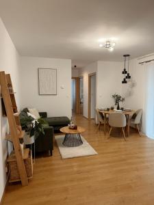 Stylish 2 Bedroom Apartment - Free Parking - Self Check-in