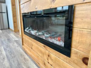 Fernwood Cabin - Pet-Friendly w Hot Tub