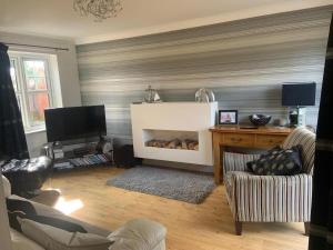 2-Br Sleeps 4 Near Beach w Garden Parking & Pets