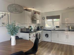 2-Br Sleeps 4 Near Beach w Garden Parking & Pets