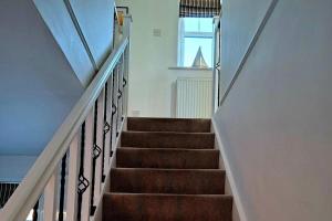 2-Br Sleeps 4 Near Beach w Garden Parking & Pets