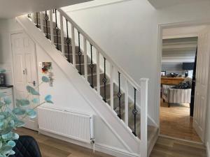 2-Br Sleeps 4 Near Beach w Garden Parking & Pets