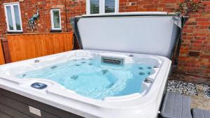 Juliet Cottage HOT TUB Sleeps 3 Singles or Double