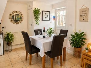 Juliet Cottage HOT TUB Sleeps 3 Singles or Double