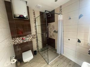 Large house with private garden, right on the lake