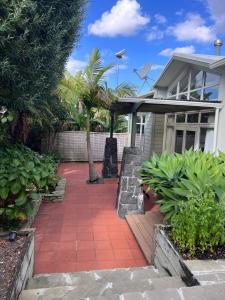 Cozy home near Westgate shopping centre and Royal reserve