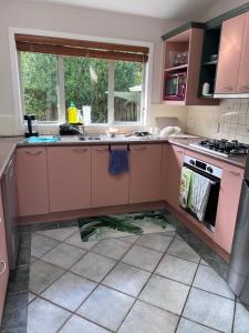 Cozy home near Westgate shopping centre and Royal reserve