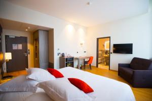 Deluxe Double Room with Garden View room in Les Jardins du Mess