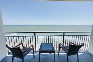 Oceanfront Honeymoon Suite with Pools and Views