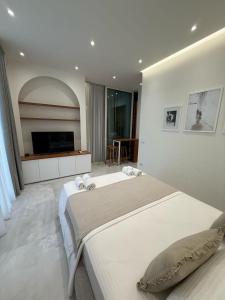 Olivia Modern apartment with private yard