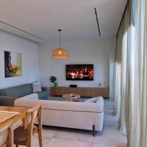 Olivia Modern apartment with private yard