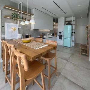Olivia Modern apartment with private yard