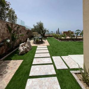 Olivia Modern apartment with private yard