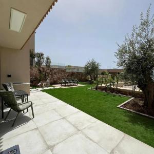 Olivia Modern apartment with private yard