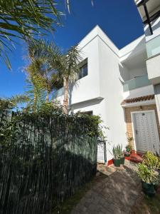 Villa en bord de mer avec jardins, piscines et résidence sécurisée