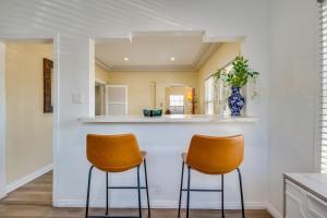 3 Mi to USC, Museums and Parks! Modern LA Apartment