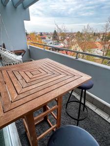 Bright designer apartment with pool table & 2 balconies