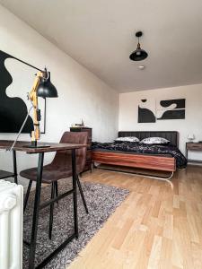 Bright designer apartment with pool table & 2 balconies