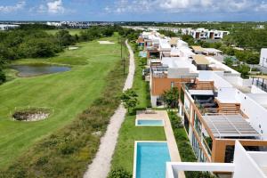 2BR with jacuzziRooftop & golf course view