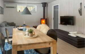 2 Bedroom Beautiful Home In Øster Assels