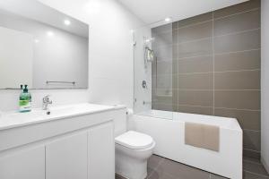 Sunny 1 Bedroom Retreat with Parking in Botany