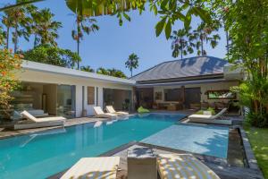 4 BR Villa with pool, central location Seminyak