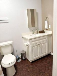 Sleek 1bed 1bath apt by Downtown & Farmers Market - Apartment