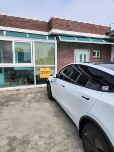 Newly Built Private Pension in Sokcho, Osio Stay, 2-Minute Walk to Jungang Market, 5 Minutes to the Sea, Parking Available, Standard Capacity for 6 People, Maximum 10 People