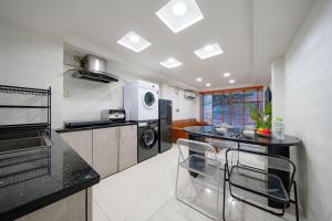 Budget friendly House for 10 Pax Centre District 1