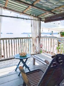 Aura Bluewave Beach House and Mini Beach Cafe