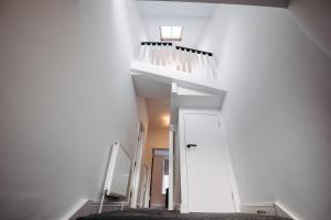 Seabreeze Retreat-Luxury 2 Bedroom Apartment-Free Private Gated Parking On-Site